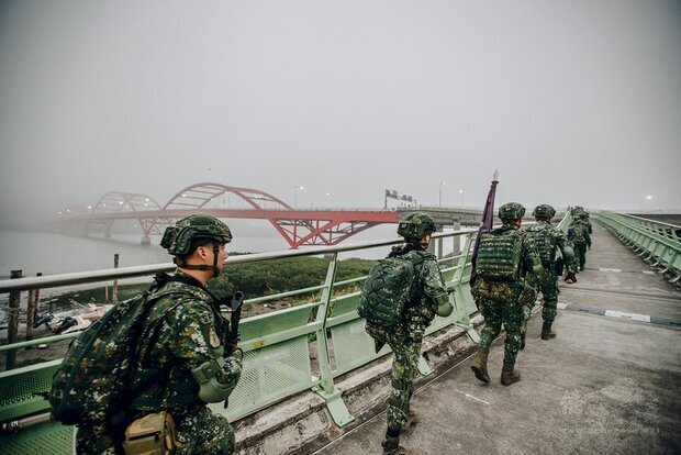 今年第一季的戰備月,已於3月1日在全台登場。圖為陸軍特種作戰指揮部特2營9日起進行21天戰術任務行軍。12日「長驅直入台北市」的淡水地區及關渡大橋等地,模擬敵軍以水路突擊首都時,應急增援北部地區河防。(國防部提供)