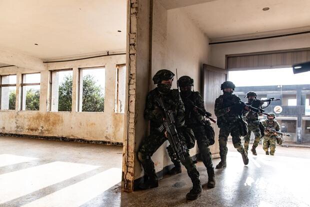 實兵模擬接戰系統應用於城鎮戰訓練。