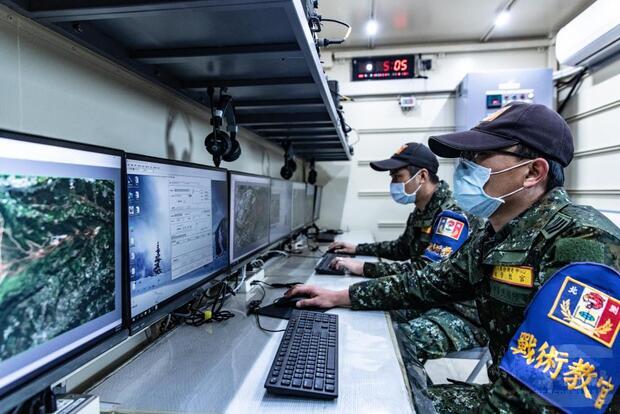 在戰控中心中,鑑測教官可監控部隊移動並下達狀況。