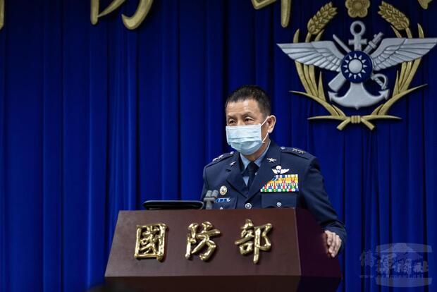 空軍司令部參謀長黃志偉中將說明F-5型機復飛時程。