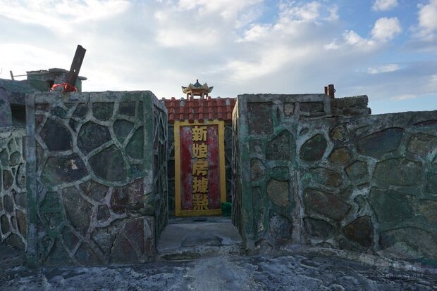 一名中國男子日前偷渡抵金門,金門岸巡隊說是在烏坵鄉大坵南方新娘房岸際查獲偷渡男子,但有民眾持不同說法。(圖:中央社)