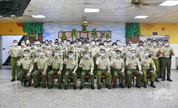 黃指揮官與嘉義憲兵隊官兵合影。