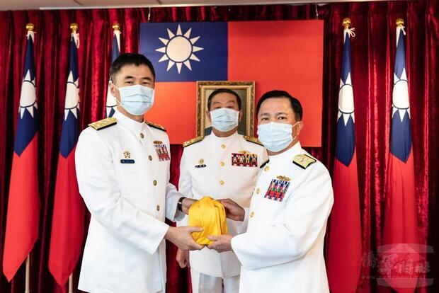 參謀總長黃曙光上將(中)主持後勤參謀次長任職布達交接,右為新任次長黃佑民中將。