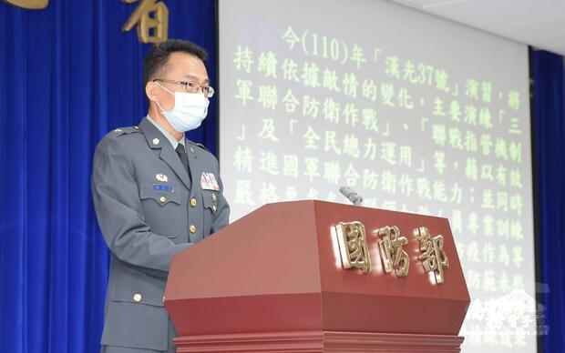 國防部作計室聯戰處處長林文皇少將於記者會中，說明「漢光37號」演習規劃。（軍聞社提供）