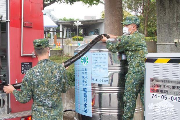 國軍第五作戰區支援消防車運水任務，於臨時供水站補水。