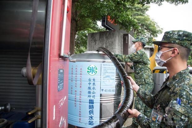 國軍第五作戰區支援消防車運水任務，於臨時供水站補水。