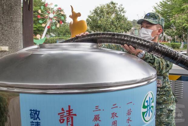 國軍第五作戰區支援消防車運水任務，於臨時供水站補水。