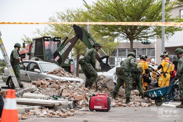 陸軍機步269旅官兵及53工兵群在桃園市民安7號演習中演練「建築物倒塌搶救」。