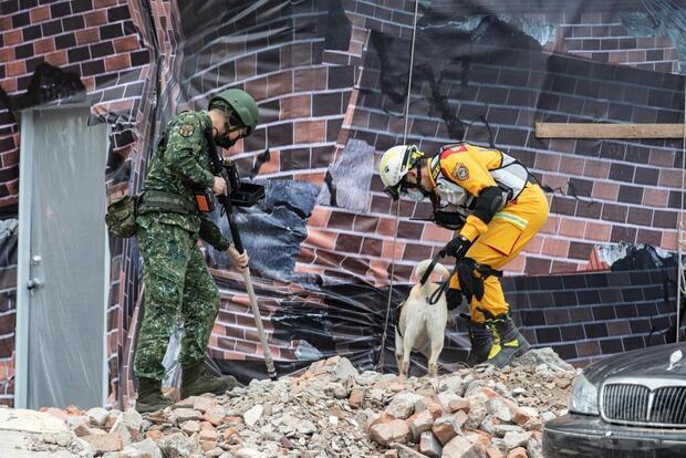 53工兵群官兵以生命探測儀模擬搜救倒榻建築中的災民。