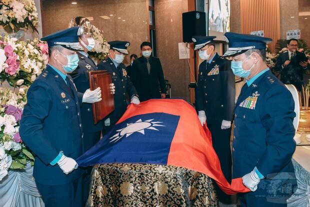 空軍司令熊厚基上將領國防部副參謀總長李廷盛中將等4位覆旗官，為靈櫬覆蓋國旗。
