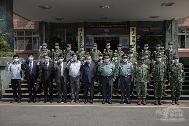 李理事長與陸軍54工兵群合影。