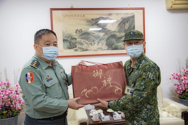 徐執行官致贈水果禮盒。