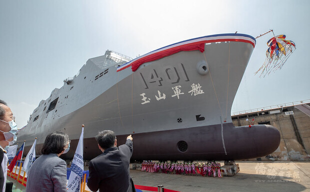 蔡英文13日上午前往高雄出席「海軍新型兩棲船船塢運輸艦命名暨下水典禮。」