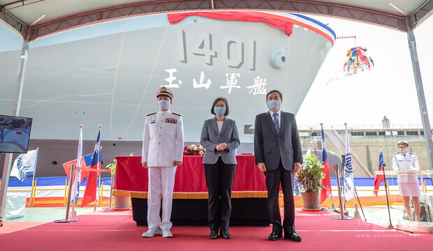 總統出席玉山艦命名暨下水典禮，並與現場貴賓合影留念。