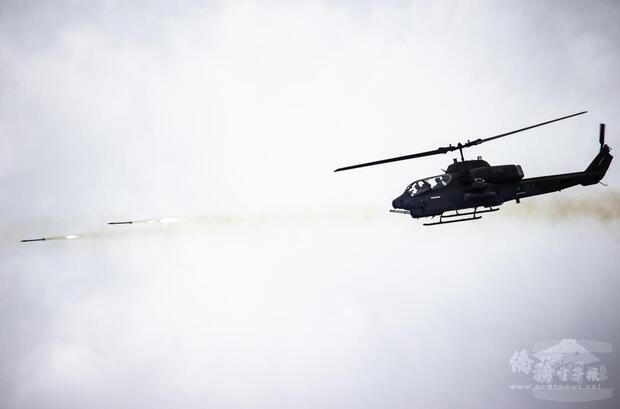 AH-1W攻擊直升機射擊。