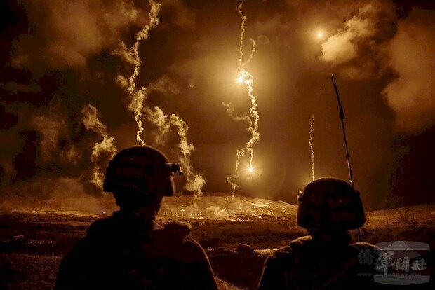 陸戰99旅實施夜間測考，夜間射擊導彈軌跡與照明彈火光相互輝映，照亮深夜的屏東保力山訓場。（軍聞社提供）