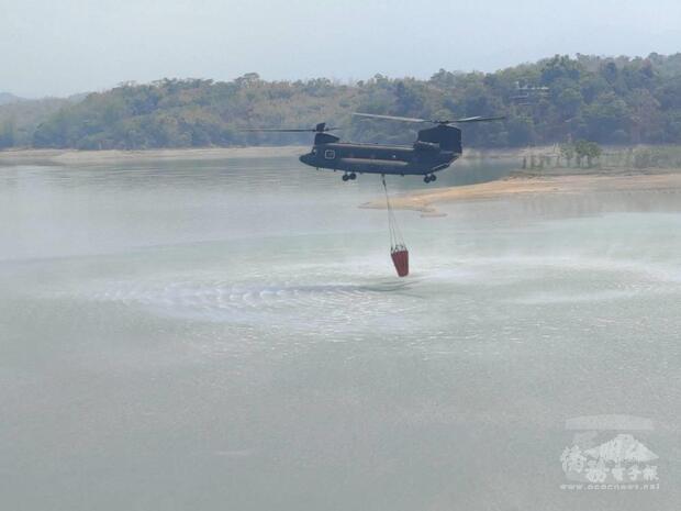 陸航空運隊CH-47直升機於烏山頭水庫汲水。（航特部提供）