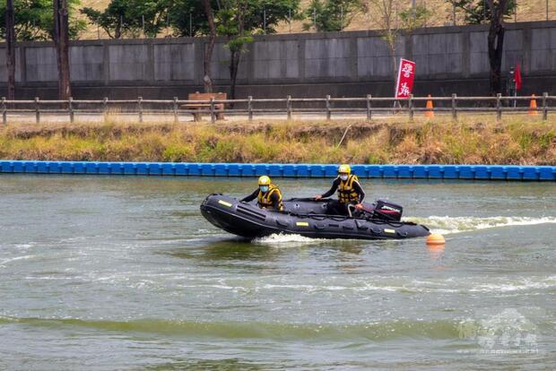 官兵實施舟艇操作訓練。