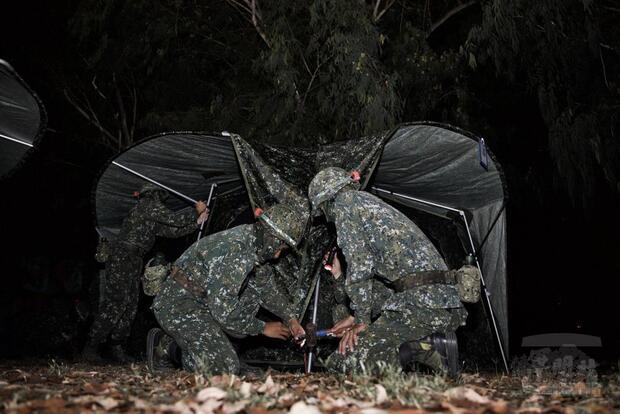 在野外宿營地完成帳篷搭設，熟練夜宿整備。（取自中華民國陸軍臉書）