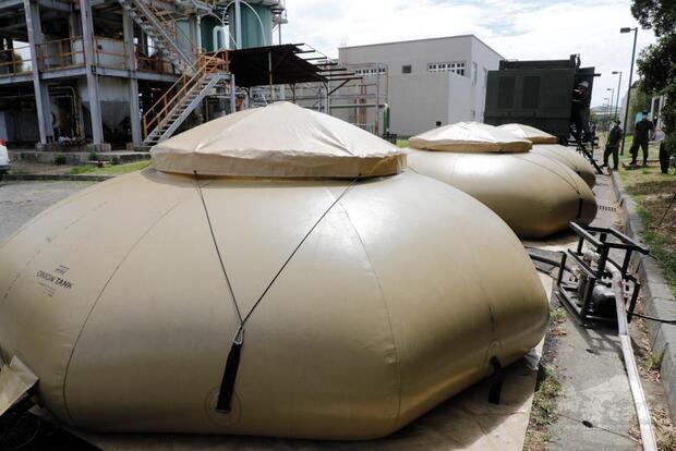 機動式淨水設備配賦水囊，每個水囊可儲3000加侖水量。