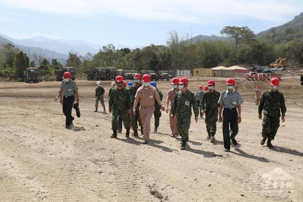 參謀總長黃曙光上將視導陸軍54工兵群清淤部隊。