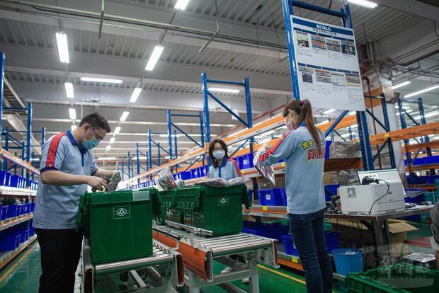 物流業者配送至營區及住家等地。