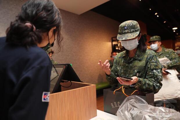 官兵透由手機APP即可獲得貼心便捷的服務。