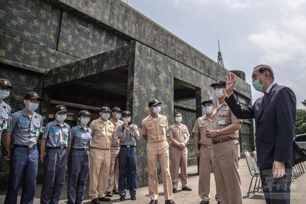 中華民國軍人之友社理事長李棟樑前往北部地區慰訪駐守偏遠地區官兵。