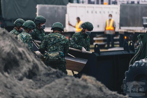 陸軍裝甲542旅及53工兵群官兵在新竹市民安7號演習中演練「建築物倒塌搶救」。
