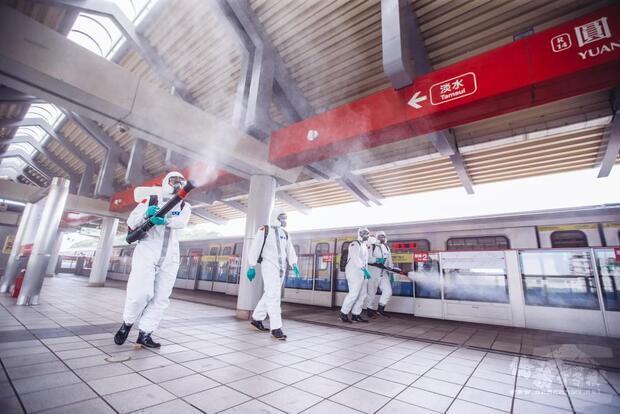 陸軍33化學兵群18日前往臺北市捷運站實施消毒。