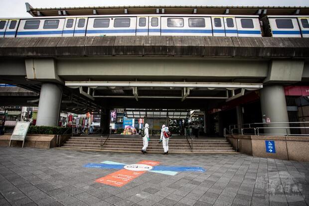 化學兵針對圓山捷運站周圍實施消毒。