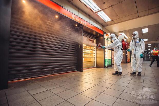 化學兵於臺北捷運站商店街實施消毒。
