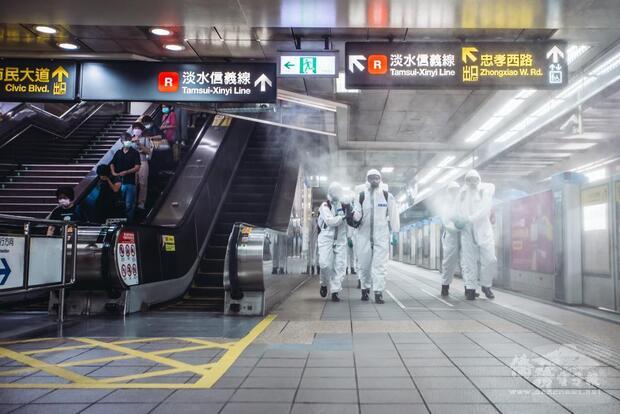 化學兵於臺北捷運乘車月台實施消毒。