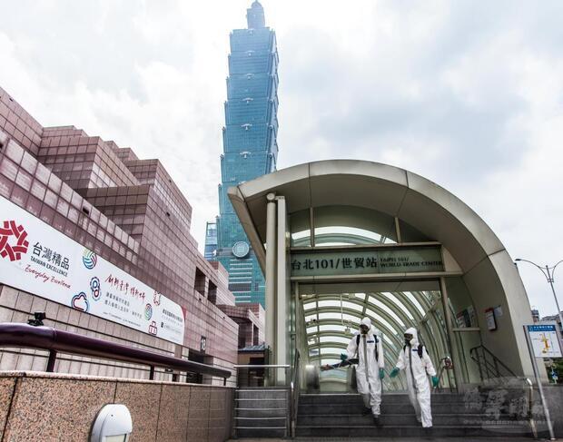 陸軍33化學兵群於北市捷運站實施消毒作業。