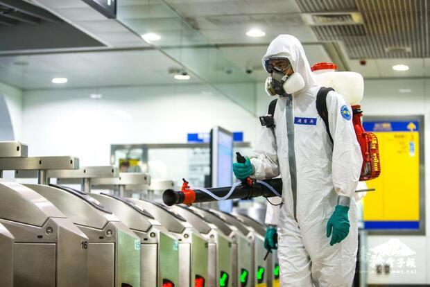 化學兵在捷運站內公共區域消毒。