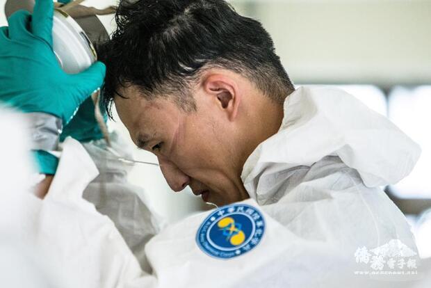 化學兵消毒任務後卸除眼罩及口罩。