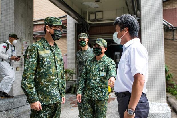 陸軍司令部政戰主任楊安中將慰問官兵，並感謝龍山國小陳校長提供協助。