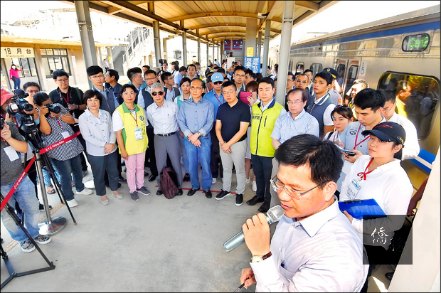行政院長林全（前排左四）率官員視察台鐵「成功追分段鐵路雙軌化新建工程」。（自由時報提供）