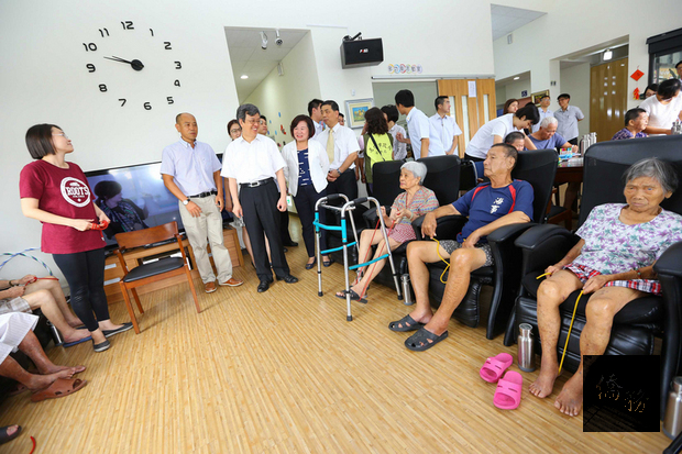 副總統陳建仁（左3）7月28日參訪高雄多處長照據點，並與長輩們共進午餐，讚揚社區積極布點及利用閒置空間推動社區照顧的成果。（高雄市社會局提供）