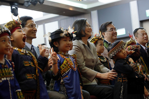 總統蔡英文（中）出席「106年度全國原住民族行政會議」，與原住民小朋友們合影。（總統府提供）