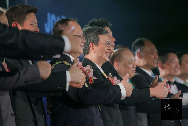 副總統陳建仁出席「國際青年商會中華民國總會第65屆全國會員代表大會開幕典禮」，與出席貴賓合影。（總統府提供）