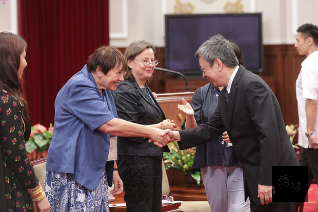 副總統陳建仁（前右）8月30日在總統府接見「亞洲婦女安 置國際研討會」與會代表，感謝他們長期提供關懷與照 顧。 （總統府提供） 