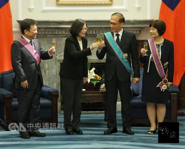 總統蔡英文（左2）15日在總統府頒授勳章給前行政院長林全（右2）、前行政院副院長林錫耀（左）、前行政院秘書長陳美伶（右），典禮後互相舉杯致意。總統蔡英文（左2）15日在總統府頒授勳章給前行政院長林全（右2）、前行政院副院長林錫耀（左）、前行政院秘書長陳美伶（右），典禮後互相舉杯致意。（中央社提供）