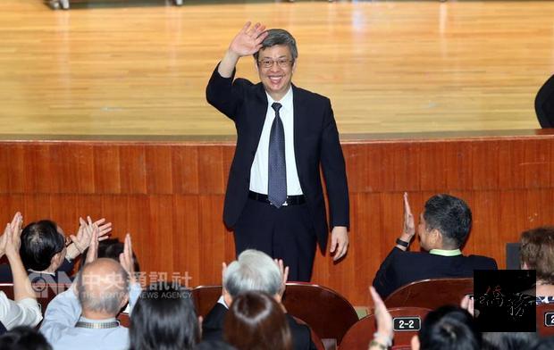 106年全國客家會議暨客家貢獻獎頒獎典禮25日在福華文教會館舉行，副總統陳建仁（中）出席致詞，向貴賓揮手致意。（中央社提供）