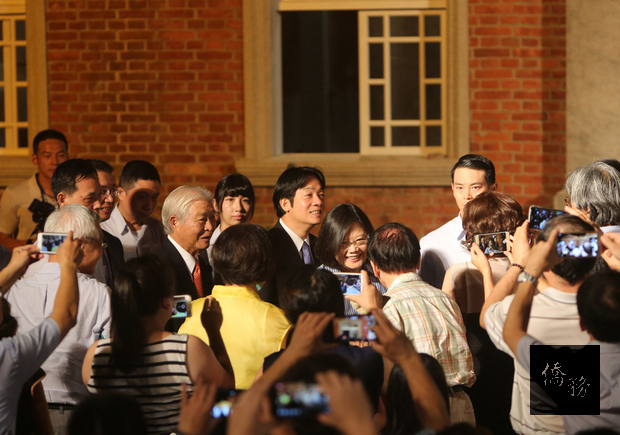 台南市後壁黃家古厝20週年中秋音樂會登場，總統蔡英文（後中右）及行政院長賴清德（後中左）出席。
