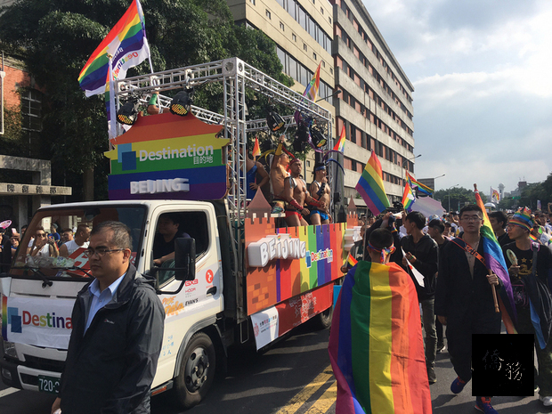 2017台灣同志大遊行28日下午在凱達格蘭大道集結展開，遊行團體跟隨巨幅6色彩虹旗出發，帶領與會群眾走上遊行路線。（中央社提供）