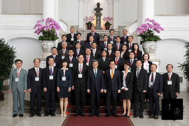 副總統與「第26屆中華民國企業環保獎獲獎事業暨106模範環境保護專責人員」合影。（總統府提供）