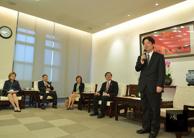 行政院長賴清德（右）6日下午在行政院接見「北美華人會計師協會」回國訪問團，對訪賓表達高度歡迎。（行政院提供）