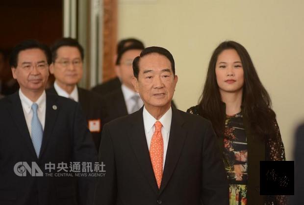 APEC領袖代表宋楚瑜（前）7日中午率團出發，他在機場發表談話表示，「會讓世界看見台灣的努力與誠意」。（中央社提供）