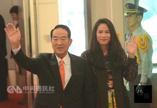 亞太經濟合作會議（APEC）經濟領袖會議10日到11日在越南峴港市舉行；領袖代表宋楚瑜（前左）與女兒宋鎮邁（前右）7日啟程出席會議，登機前揮手向媒體致意。（中央社提供）